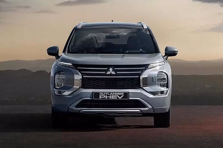 Phiên bản Exceed của Mitsubishi Outlander PHEV 2026 có thêm bàn đạp nhôm, gương chiếu hậu không viền và ghế trước làm mát. Trong khi đó, Exceed Tourer được trang bị hệ thống âm thanh nâng cấp, chức năng massage cho ghế lái và ghế hành khách phía trước cùng nhiều tiện nghi khác.