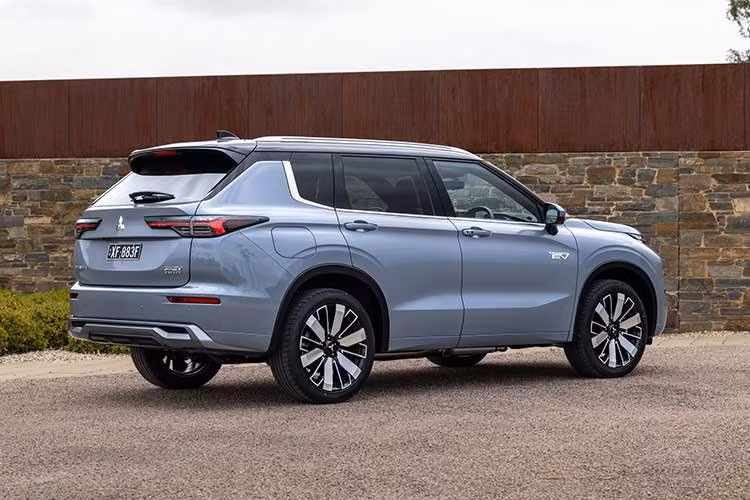 Ở đợt nâng cấp giữa vòng đời này, Mitsubishi Outlander PHEV 2026 mang đến cái nhìn mới mẻ thông qua bộ mâm xe có thiết kế hiện đại và các chi tiết trang trí ngoại thất được tinh chỉnh sắc sảo. Tuy nhiên, giá trị cốt lõi của phiên bản mới nằm ở những thay đổi bên dưới lớp vỏ thép.