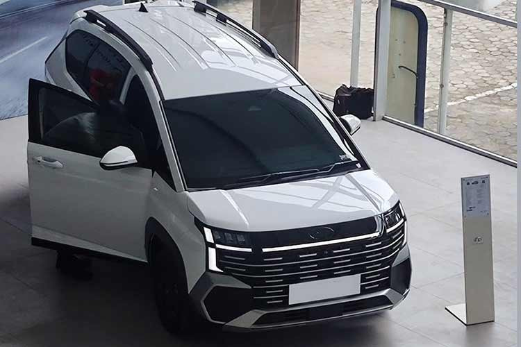 Không chỉ phần đầu, tổng thể thiết kế của Stargazer mới cũng được điều chỉnh theo hướng vuông vức hơn. Các đường nét thân xe trở nên rõ ràng và cứng cáp, mang lại cảm giác gần với phong cách SUV, dù vẫn giữ nền tảng của một mẫu MPV gia đình. Cách tiếp cận này được cho là nhằm tăng sức hấp dẫn với khách hàng Đông Nam Á.