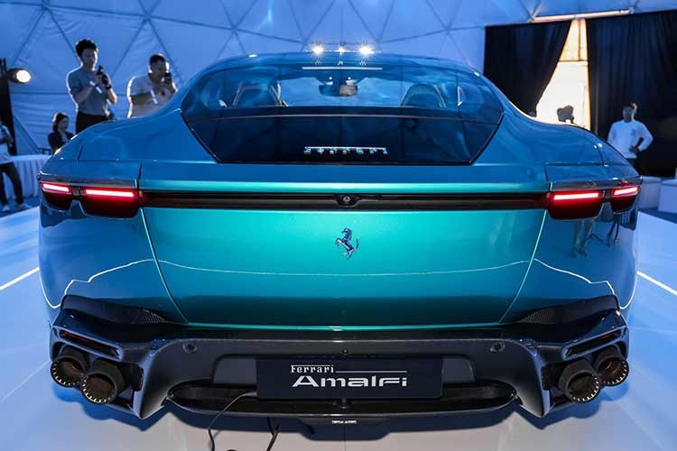 Ferrari cũng trang bị cho Amalfi hệ thống kiểm soát điện tử thế hệ mới nhất như:SSC 6.1; F1-TCS; E-Diff3; ABS EVO… và bộ phanh ABS EVO nhằm đảm bảo khả năng xử lý chính xác tuyệt đối. Với trọng lượng khô chỉ 1.470 kg, Amalfi không chỉ là một chiếc xe sang trọng di chuyển hàng ngày mà còn sở hữu linh hồn của một cỗ máy đua thực thụ trên đường phố.