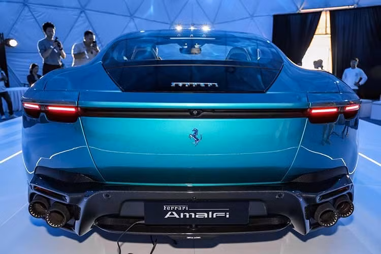 Ferrari cũng trang bị cho Amalfi hệ thống kiểm soát điện tử thế hệ mới nhất như:SSC 6.1; F1-TCS; E-Diff3; ABS EVO… và bộ phanh ABS EVO nhằm đảm bảo khả năng xử lý chính xác tuyệt đối. Với trọng lượng khô chỉ 1.470 kg, Amalfi không chỉ là một chiếc xe sang trọng di chuyển hàng ngày mà còn sở hữu linh hồn của một cỗ máy đua thực thụ trên đường phố.