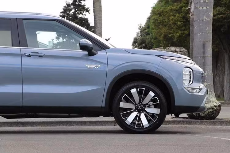 Mitsubishi cho biết phần đầu và đuôi xe đã được làm mới, đồng thời bổ sung thêm một số tùy chọn mâm. Các phiên bản ES, Aspire và Exceed có thể lựa chọn nhiều màu sơn như White, Cosmic Blue, Graphite Gray, Sterling Silver, White Diamond, Black Diamond và Red Diamond. Riêng màu Moonstone Gray chỉ có trên bản Aspire và Exceed, phiên bản cao cấp Exceed Tourer được cung cấp thêm các tùy chọn sơn hai tông màu với nóc đen hoặc bạc.