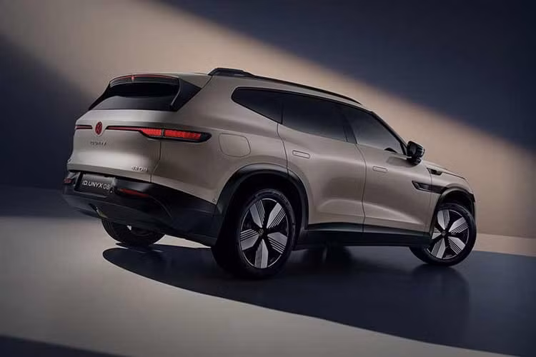 Mẫu xe SUV điện này được tích hợp nhiều công nghệ có nguồn gốc từ Xpeng, bao gồm các thành phần hệ thống điện áp cao 800V cũng như phần mềm kết nối và hỗ trợ lái. Qua những hình ảnh do hãng tung ra, có thể thấy Volkswagen ID.Unyx 08 sở hữu khoang lái với thiết kế bao quanh người ngồi ở hàng ghế trước.
