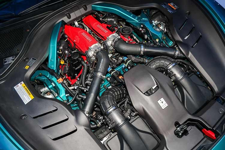 Hiệu suất đạt được rất ấn tượng từ 0 - 100 km/h trong 3,3 giây, từ 0 - 200 km/h trong 9,0 giây, với tỷ lệ công suất trên trọng lượng đạt 2,29 kg/mã lực – tốt nhất trong phân khúc. Tốc độ tối đa vẫn giữ ở mức 320 km/h.