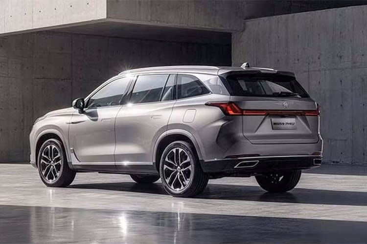 Phiên bản hybrid rẻ nhất của Volkswagen Tayron đắt hơn hơn 10.000 Bảng (khoảng 351 triệu đồng) trong khi bản PHEV rẻ nhất của Skoda Kodiaq cũng cao hơn khoảng 8.000 Bảng (281 triệu đồng). Tuy nhiên, cả hai đối thủ này đều không kết hợp hệ truyền động hybrid cắm sạc với cấu hình 3 hàng ghế như MGS9.