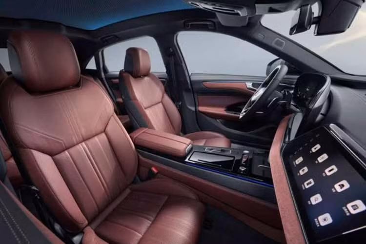 Bên trong xe, Audi A6L 2026 tập trung mạnh vào sự thoải mái, đặc biệt ở hàng ghế sau. Nội thất của xe sử dụng ghế ngồi được phát triển riêng cho thị trường Trung Quốc, tối ưu trên những hành trình dài. Phía trên là cửa sổ trời toàn cảnh có diện tích 1,96 m², tích hợp 112 đèn LED RGB tạo hiệu ứng ánh sáng nội thất tùy chỉnh vào ban đêm. Hệ thống âm thanh Bang &amp; Olufsen 16 loa đảm nhiệm phần giải trí trong xe.