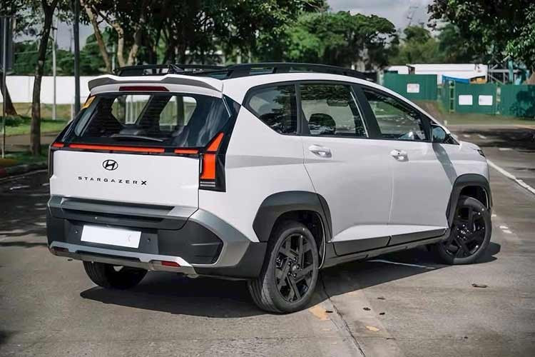 So với phiên bản đang bán tại Việt Nam, phần đầu xe của Stargazer 2026 được đánh giá là mạnh mẽ và cân đối hơn. Cụm đèn chiếu sáng LED được bố trí cao hơn, kết hợp với dải đèn định vị dày và sắc nét hơn, tạo nên diện mạo khác biệt so với thiết kế từng gây nhiều tranh luận của thế hệ đầu tiên.