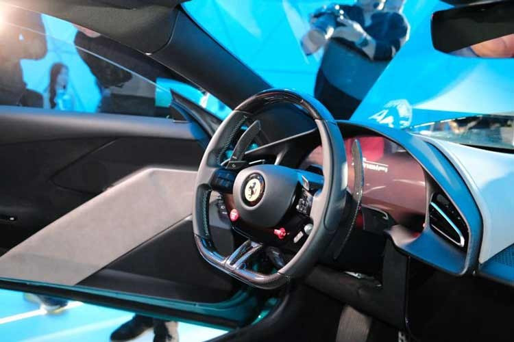 Khoang lái của Ferrari Amalfi 2026 được thiết kế lại hoàn toàn, tập trung vào trải nghiệm số hóa hiện đại và sự tương tác người dùng. Xe được trang bị cụm đồng hồ kỹ thuật số 15,6 inch, màn hình trung tâm cảm ứng 10,25 inch cùng màn hình phụ 8,8 inch cho hành khách phía trước.