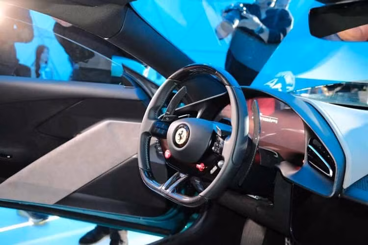 Khoang lái của Ferrari Amalfi 2026 được thiết kế lại hoàn toàn, tập trung vào trải nghiệm số hóa hiện đại và sự tương tác người dùng. Xe được trang bị cụm đồng hồ kỹ thuật số 15,6 inch, màn hình trung tâm cảm ứng 10,25 inch cùng màn hình phụ 8,8 inch cho hành khách phía trước.