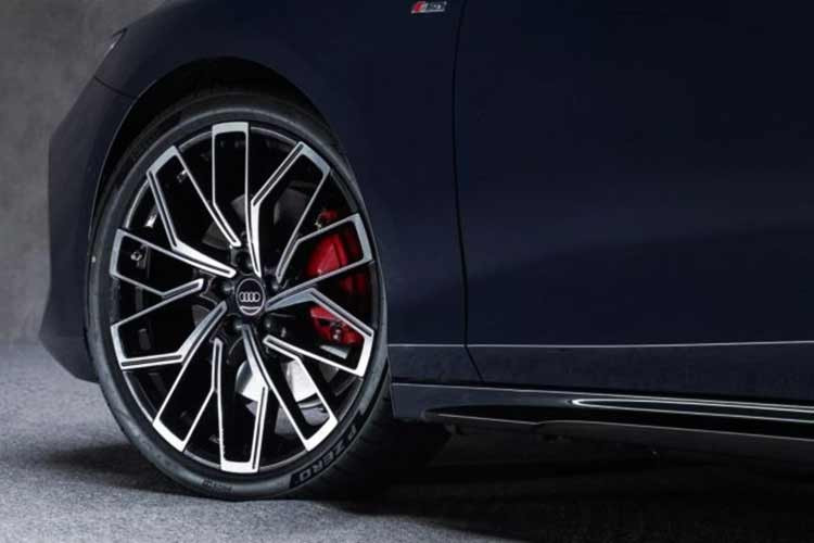 Nếu đi kèm gói S-Line với các chi tiết ngoại thất tối màu, ngoại hình của mẫu xe này sẽ giống Audi A6 mới dành cho thị trường Mỹ hơn. Ngoài ra, xe cũng sử dụng bộ mâm hợp kim 21 inch với thiết kế riêng mà Audi cho biết được tạo hình nhằm “phản ánh thẩm mỹ phương Đông”.