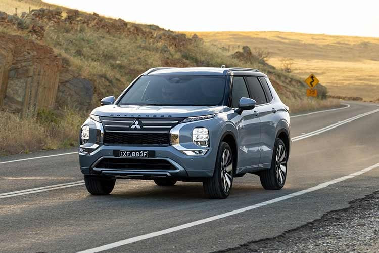 Việc Mitsubishi Outlander PHEV ra mắt tại thị trường Australia đánh dấu chiến lược của hãng xe Nhật Bản, nhằm làm mới danh mục sản phẩm và duy trì sức hút của mẫu xe bán chạy nhất của mình tại "xứ sở chuột túi". Những cải tiến lần này không chỉ dừng lại ở diện mạo mà còn tập trung sâu vào hệ thống vận hành điện hóa.