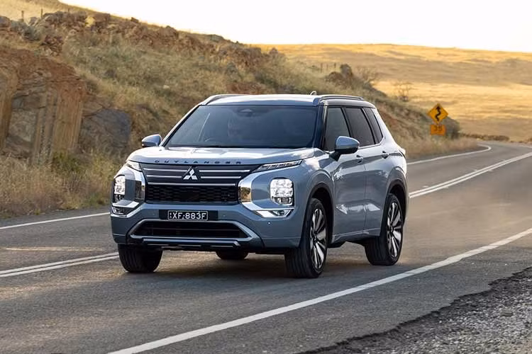 Việc Mitsubishi Outlander PHEV ra mắt tại thị trường Australia đánh dấu chiến lược của hãng xe Nhật Bản, nhằm làm mới danh mục sản phẩm và duy trì sức hút của mẫu xe bán chạy nhất của mình tại "xứ sở chuột túi". Những cải tiến lần này không chỉ dừng lại ở diện mạo mà còn tập trung sâu vào hệ thống vận hành điện hóa.