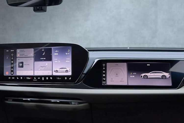 Theo đúng xu hướng tại thị trường Trung Quốc, màn hình chiếm phần lớn bố cục của bảng táp-lô. Trước mặt người lái là bảng đồng hồ kỹ thuật số 11,9 inch, kết hợp với màn hình cảm ứng trung tâm 14,5 inch và màn hình giải trí riêng cho hành khách phía trước. Ngoài ra, xe còn có màn hình HUD cỡ lớn, chiếu trực tiếp thông tin vào tầm nhìn của người lái.