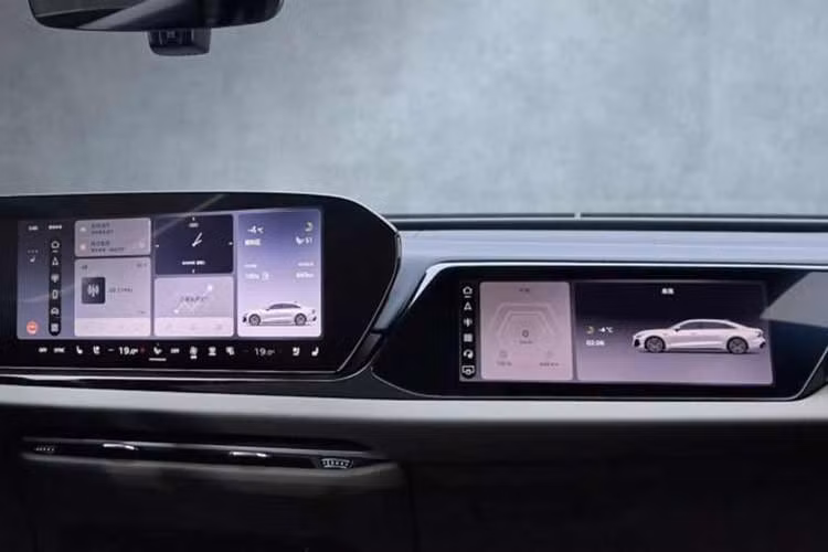 Theo đúng xu hướng tại thị trường Trung Quốc, màn hình chiếm phần lớn bố cục của bảng táp-lô. Trước mặt người lái là bảng đồng hồ kỹ thuật số 11,9 inch, kết hợp với màn hình cảm ứng trung tâm 14,5 inch và màn hình giải trí riêng cho hành khách phía trước. Ngoài ra, xe còn có màn hình HUD cỡ lớn, chiếu trực tiếp thông tin vào tầm nhìn của người lái.