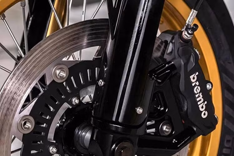 Xe có thể sạc từ ổ điện gia đình 230 V hoặc trạm sạc chuẩn Type 2. Theo dữ liệu của hãng, quá trình sạc từ 20% lên 100% mất khoảng 3 giờ, từ 50% lên 100% khoảng 1,5 giờ, trong khi sạc đầy từ 0% cần khoảng 3,5 đến 4 giờ. DAB 1 sử dụng cấu hình supermoto truyền thống, kết hợp giữa tính linh hoạt và trọng lượng nhẹ.