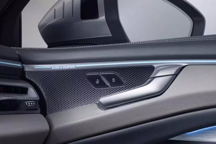 Phiên bản mạnh hơn vẫn dùng động cơ này nhưng có công suất tối đa 268 mã lực, có thể kết hợp với mô-tơ điện 24 mã lực và hệ dẫn động bốn bánh toàn thời gian quattro. Phiên bản cao cấp nhất dùng động cơ V6, tăng áp, dung tích 3.0L với công suất tối đa 362 mã lực, đi kèm mô-tơ điện 24 mã lực và hệ dẫn động quattro tiêu chuẩn.