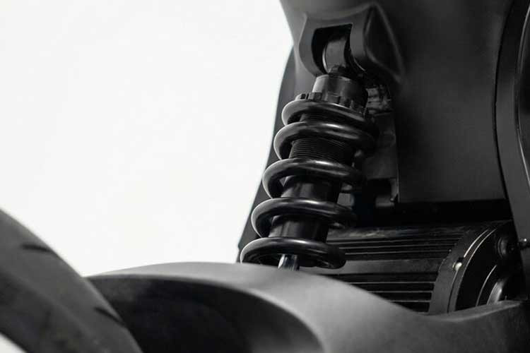 Trong quá trình vận hành, hệ thống phanh tái tạo năng lượng liên tục thu hồi điện năng khi giảm tốc, góp phần cải thiện hiệu suất tổng thể. Một điểm đáng chú ý của DAB 1 là bộ sạc 2.000 W được tích hợp trực tiếp trên xe, loại bỏ nhu cầu sử dụng bộ sạc ngoài cồng kềnh. Người dùng chỉ cần một dây cáp sạc nhỏ gọn có thể cất trong khoang chứa đồ dung tích 3,4 lít.