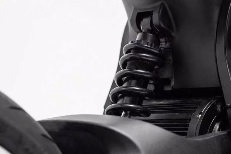 Trong quá trình vận hành, hệ thống phanh tái tạo năng lượng liên tục thu hồi điện năng khi giảm tốc, góp phần cải thiện hiệu suất tổng thể. Một điểm đáng chú ý của DAB 1 là bộ sạc 2.000 W được tích hợp trực tiếp trên xe, loại bỏ nhu cầu sử dụng bộ sạc ngoài cồng kềnh. Người dùng chỉ cần một dây cáp sạc nhỏ gọn có thể cất trong khoang chứa đồ dung tích 3,4 lít.