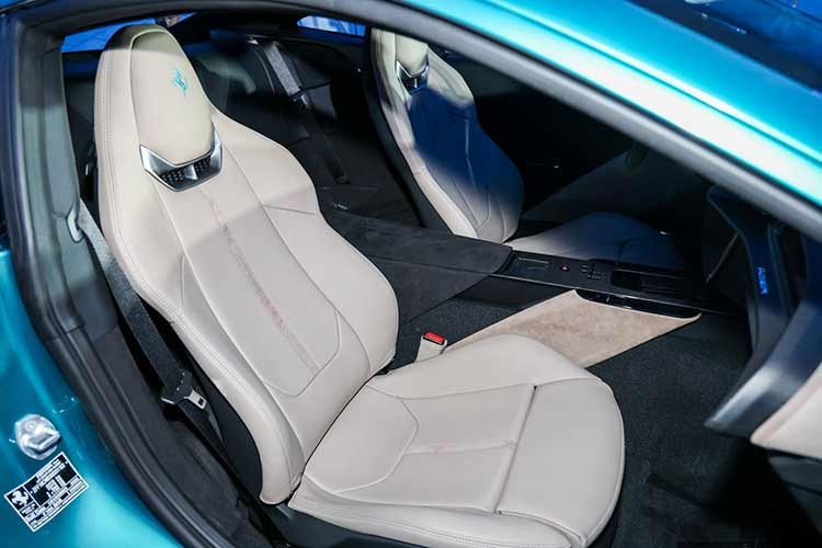 Giao diện HMI mới đi kèm vô lăng tích hợp phím cơ giúp thao tác nhanh hơn và giữ cảm giác lái thể thao truyền thống. Khách hàng có thể cá nhân hóa nội thất với các tùy chọn như ghế Daytona hoặc Goldrake, tông màu xanh Verde Bellagio, cùng hệ thống âm thanh cao cấp Burmester 14 loa, công suất lên tới 1.200 W.