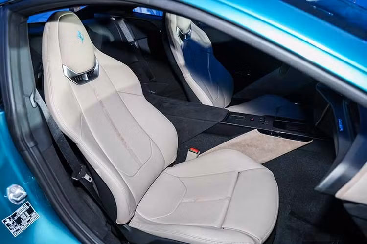 Giao diện HMI mới đi kèm vô lăng tích hợp phím cơ giúp thao tác nhanh hơn và giữ cảm giác lái thể thao truyền thống. Khách hàng có thể cá nhân hóa nội thất với các tùy chọn như ghế Daytona hoặc Goldrake, tông màu xanh Verde Bellagio, cùng hệ thống âm thanh cao cấp Burmester 14 loa, công suất lên tới 1.200 W.