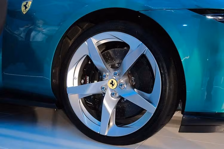 Amalfi ra mắt với màu sơn đặc biệt Verde Costiera, lấy cảm hứng từ vùng biển Amalfi. Xe có 6 thiết kế mâm 20 inch và 9 tùy chọn màu cùm phanh. Phanh carbon-ceramic của Brembo là trang bị tiêu chuẩn (390 mm trước, 360 mm sau).