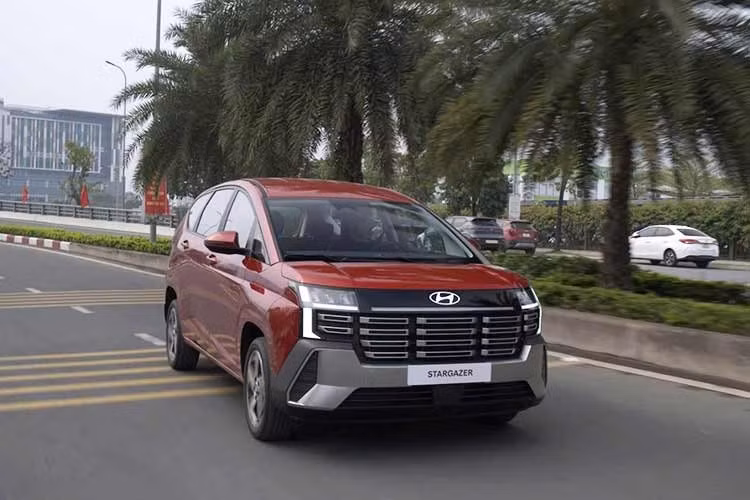 Mắc dù chưa chính thức ra mắt, mẫu xe MPV cỡ nhỏ Hyundai Stargazer 2026 phiên bản mới vừa được bắt gặp lộ diện hoàn toàn tại Việt Nam khi đang chạy thử. Đây được cho là bản facelift của mẫu MPV cỡ nhỏ này, nhiều khả năng sẽ sớm ra mắt chính thức trong thời gian sắp tới.