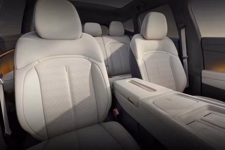 Bên ngoài, xe SUV Volkswagen ID.Unyx 08 chạy điện bám sát các đường nét thiết kế của phiên bản concept. Là ôtô điện nên mẫu SUV cỡ lớn này sở hữu thiết kế đầu xe đóng kín hoàn toàn, đi kèm cụm đèn pha thanh mảnh vuốt lên và logo Volkswagen đặt ở vị trí trung tâm.