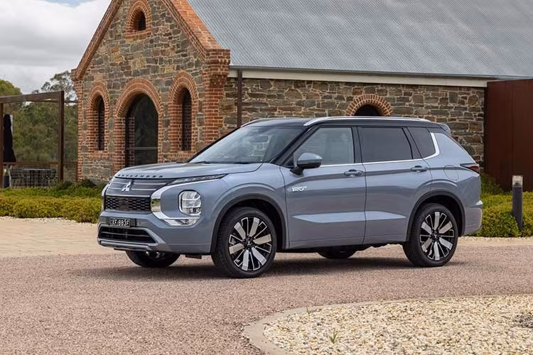 Các kỹ sư của Mitsubishi đã tinh chỉnh lại hệ thống treo và hệ thống trợ lực lái, giúp xe vận hành êm ái hơn trên các địa hình phức tạp, đồng thời cải thiện đáng kể khả năng kiểm soát và sự ổn định cho người lái. Đây là nỗ lực nhằm xóa bỏ định kiến về sự cũ kỹ trong danh mục sản phẩm, đưa Outlander PHEV trở thành một đối thủ đáng gờm hơn về cảm giác lái.