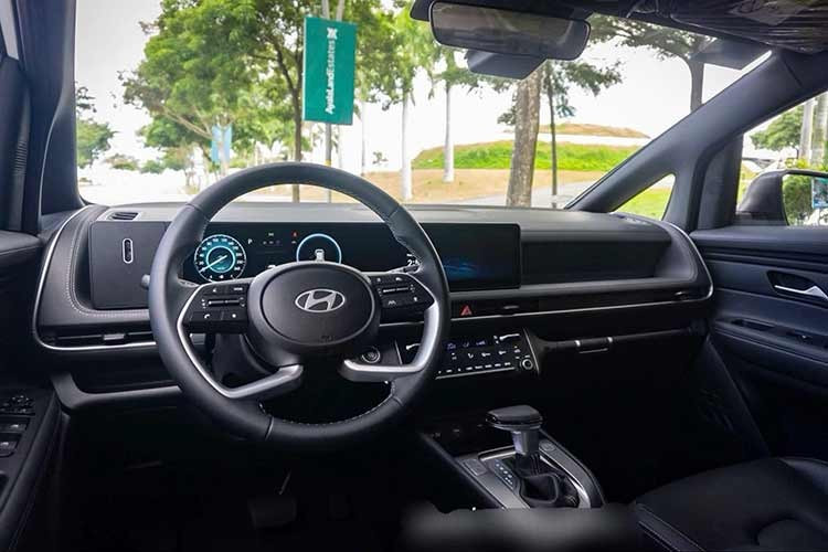 Một số nguồn tin cho rằng mẫu xe xuất hiện tại Việt Nam có thiết kế tương tự phiên bản Stargazer Cartenz từng ra mắt tại Indonesia vào năm 2025. Phiên bản này được Hyundai điều chỉnh lại ngoại hình theo hướng mạnh mẽ và hiện đại hơn, đồng thời nâng cấp thêm các công nghệ tiện nghi và an toàn.