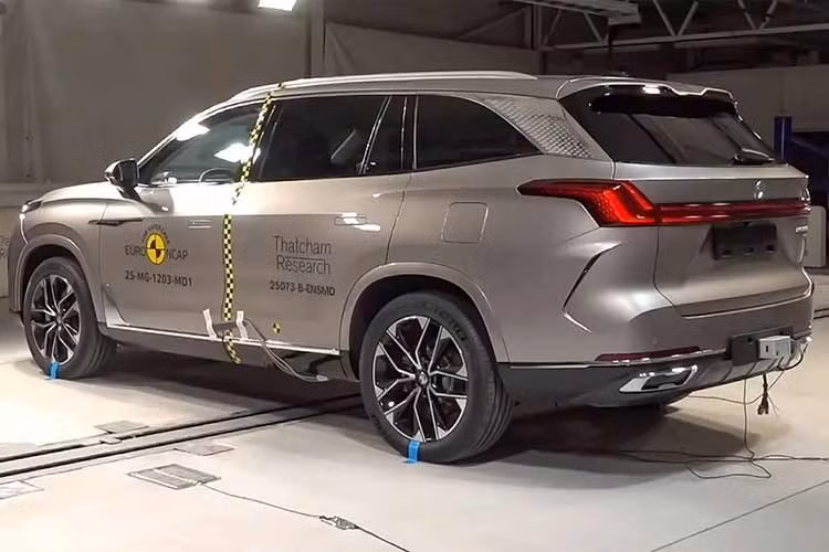 Khoang nội thất của MGS9 được trang bị 2 màn hình kỹ thuật số đặt dưới một tấm kính chung, cùng hàng nút bấm vật lý cho các chức năng quan trọng. Xe cũng sở hữu nhiều trang bị hiếm thấy trong tầm giá như cửa sổ trời toàn cảnh, điều hòa 3 vùng tự động, ghế sưởi/thông gió/massage và tối đa 16 hệ thống hỗ trợ lái nâng cao ADAS. Những trang bị này giúp MGS9 đạt chứng nhận an toàn 5 sao của Euro NCAP.