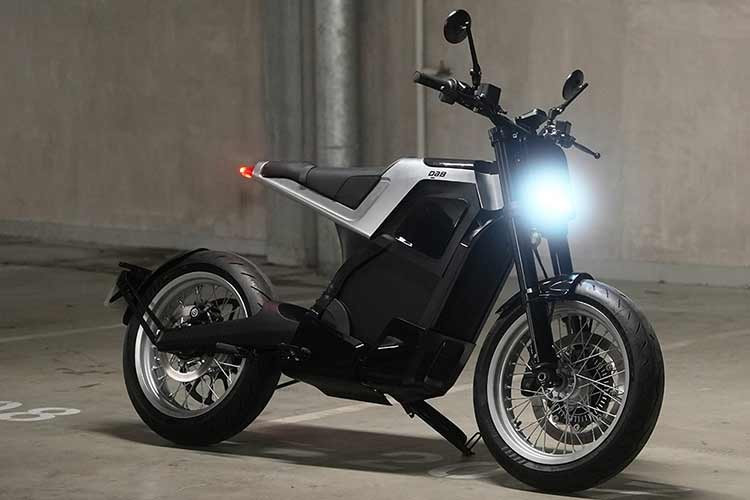 Trong đó, Eco tối ưu hóa quãng đường di chuyển, Street hướng tới nhu cầu sử dụng hằng ngày, Sport mang lại phản hồi ga năng động hơn, còn Nitrous là chế độ hiệu năng cao nhất. Reverse cho phép xe di chuyển lùi chậm, hỗ trợ thao tác quay đầu hoặc đỗ xe trong không gian hẹp.