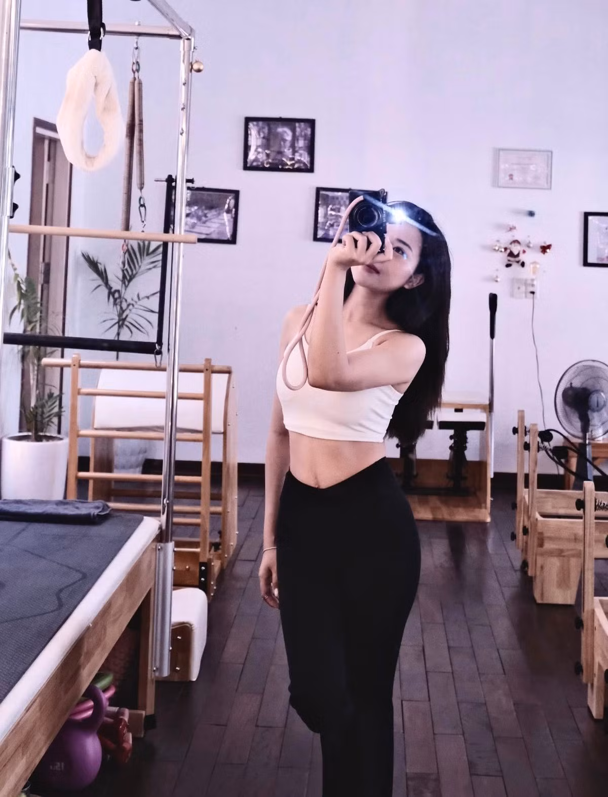 Nhiều người hâm mộ đã quen thuộc với hình ảnh Võ Nhật Linh check-in tại phòng gym và mới nhất là bộ môn đang được "hội chị em" mê mẩn là Pilates.