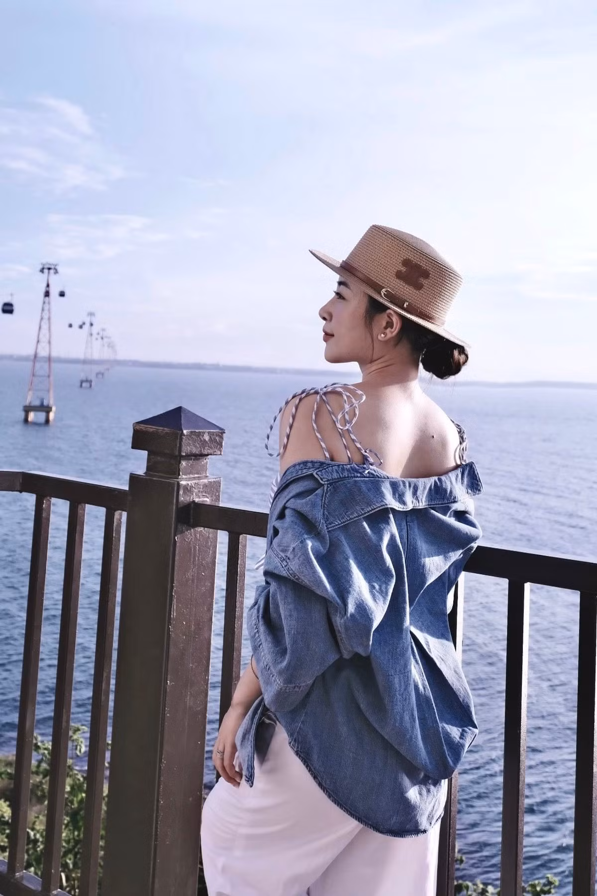 Hiện Nhật Linh đang cùng chồng quản lý một khách sạn và một nhà hàng tại Nghệ An.