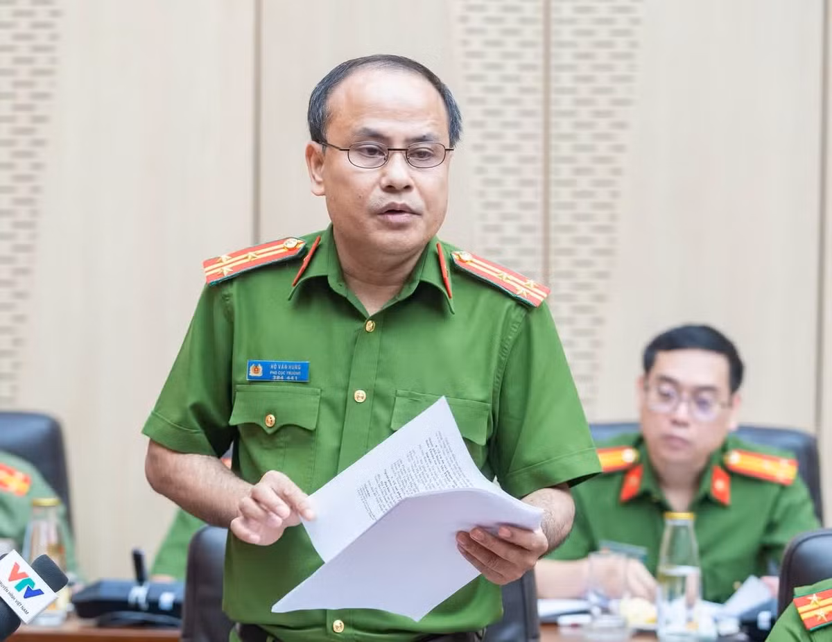 Thượng tá Hồ Văn Hùng, Phó Cục trưởng C03 thông tin liên quan Học viện Thiết kế và Thời trang London tại Hà Nội.