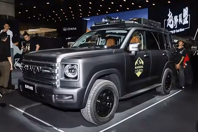 GWM vừa chính thức giới thiệu mẫu xe SUV Haval H9 Crossing Edition tại thị trường Trung Quốc. Phiên bản mới mang cấu hình chuyên biệt cho off-road. Đây là bản nâng cấp tập trung toàn bộ vào khả năng vượt địa hình, mở rộng lựa chọn cho nhóm SUV khung rời tầm trung của Haval.
