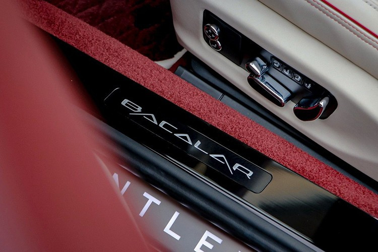 Không gian nội thất của chiếc Bentley Bacalar này cũng đặc biệt không kém khi kết hợp giữa da Linen màu kem và các điểm nhấn màu đỏ mận đậm, tạo cảm giác "tông xuyệt tông" với ngoại thất. Ngoài ra, xe còn có nhiều chi tiết được hoàn thiện bằng niken màu satin, ốp gỗ Vavona và các mảng trang trí mạ crôm.