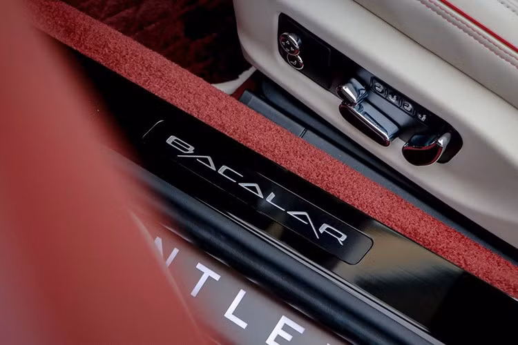 Không gian nội thất của chiếc Bentley Bacalar này cũng đặc biệt không kém khi kết hợp giữa da Linen màu kem và các điểm nhấn màu đỏ mận đậm, tạo cảm giác "tông xuyệt tông" với ngoại thất. Ngoài ra, xe còn có nhiều chi tiết được hoàn thiện bằng niken màu satin, ốp gỗ Vavona và các mảng trang trí mạ crôm.