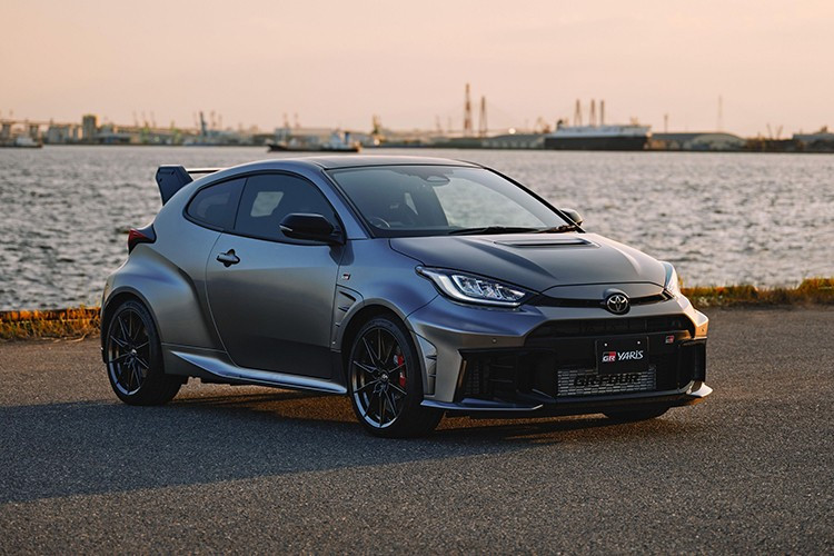 Toyota Australia đang rất bận rộn trước kỳ nghỉ lễ Giáng sinh. Mới đây, họ đã công bố sự ra mắt của mẫu SUV crossover chạy hoàn toàn bằng điện với tên gọi khá khó đọc là bZ4X, được cải tiến toàn diện, tương tự như các mẫu xe ở Bắc Mỹ và châu Âu, với phạm vi hoạt động xa hơn, công suất mạnh hơn và thiết kế thanh lịch hơn, và chưa dừng lại ở đó.