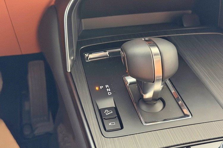 Động cơ 2.5L sản sinh công suất 189 mã lực tại 6.000 vòng/phút và mô-men xoắn cực đại 261 Nm, trong khi động cơ điện tăng thêm 134 mã lực và 250 Nm, mang lại tổng công suất xăng và điện đạt mức 323 mã lực và mô-men xoắn cực đại 500Nm.