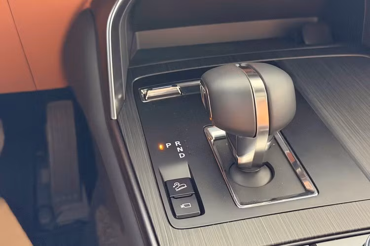 Động cơ 2.5L sản sinh công suất 189 mã lực tại 6.000 vòng/phút và mô-men xoắn cực đại 261 Nm, trong khi động cơ điện tăng thêm 134 mã lực và 250 Nm, mang lại tổng công suất xăng và điện đạt mức 323 mã lực và mô-men xoắn cực đại 500Nm.