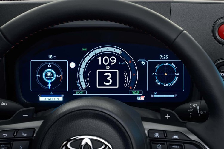 Xe cũng được trang bị các khe hút gió giữa bánh trước và cửa, giúp tay lái phản hồi nhanh nhạy hơn khi phanh gấp và hỗ trợ ổn định khi vào cua. Ngoài ra, xe còn có tấm che gầm mới, và kinh nghiệm từ dòng xe Super Taikyu đã dẫn đến việc phát triển thêm các khe hút gió ở mỗi bên cản sau.