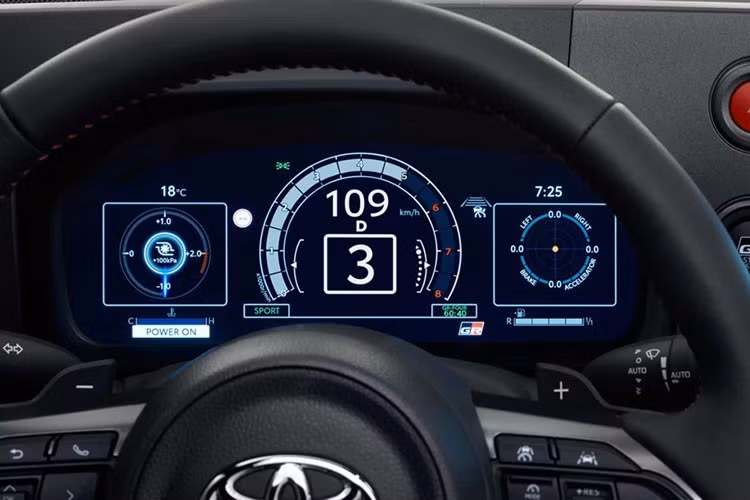 Xe cũng được trang bị các khe hút gió giữa bánh trước và cửa, giúp tay lái phản hồi nhanh nhạy hơn khi phanh gấp và hỗ trợ ổn định khi vào cua. Ngoài ra, xe còn có tấm che gầm mới, và kinh nghiệm từ dòng xe Super Taikyu đã dẫn đến việc phát triển thêm các khe hút gió ở mỗi bên cản sau.