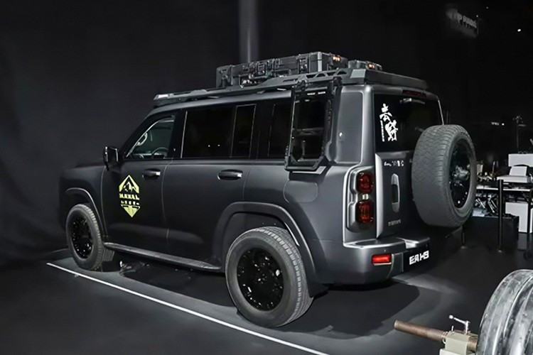 Kích thước tổng thể Dài x Rộng x Cao là 5.070 × 1.976 × 1.960mm, trục cơ sở 2.850mm. Thiết kế nhận diện quen thuộc với lưới tản nhiệt dạng thanh ngang, đèn pha hình chữ nhật và dải LED ban ngày tròn.