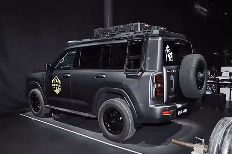 Kích thước tổng thể Dài x Rộng x Cao là 5.070 × 1.976 × 1.960mm, trục cơ sở 2.850mm. Thiết kế nhận diện quen thuộc với lưới tản nhiệt dạng thanh ngang, đèn pha hình chữ nhật và dải LED ban ngày tròn.