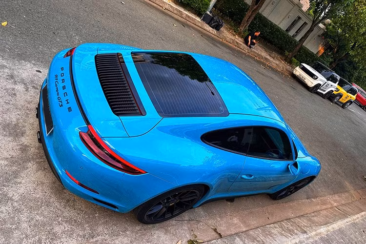 Tuy nhiên, khi kết hợp cùng hộp số 7 cấp ly hợp kép PDK, động cơ trên Porsche 911 Carrera GTS thế hệ 991.2 sẽ có thời gian tăng tốc từ 0-100 km/h nhanh hơn 0,4 giây so với hộp số sàn, mức tiêu thụ nhiên liệu cũng ấn tượng hơn với chỉ 8,3 lít/100 km.