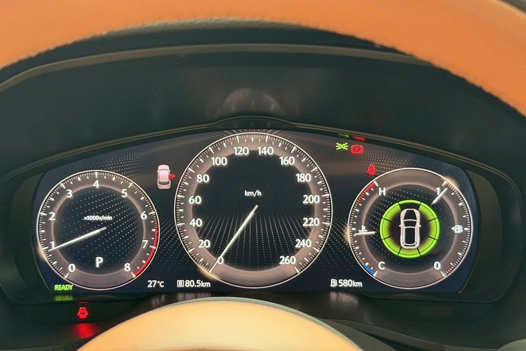 Trang bị màn hình hỗ trợ lái (HUD) cửa sổ trời toàn cảnh. Nội thất xe được trang bị 5 chỗ ngồi với tổng cộng 2 hàng ghế với hàng ghế thoải mái. Trang bị hỗ trợ lái với camera quan sát 360 độ, phanh tự động khẩn cấp trong thành phố, điều khiển hành trình thích ứng (i-Adaptive Cruise Control), cảnh báo chệch làn đường,…