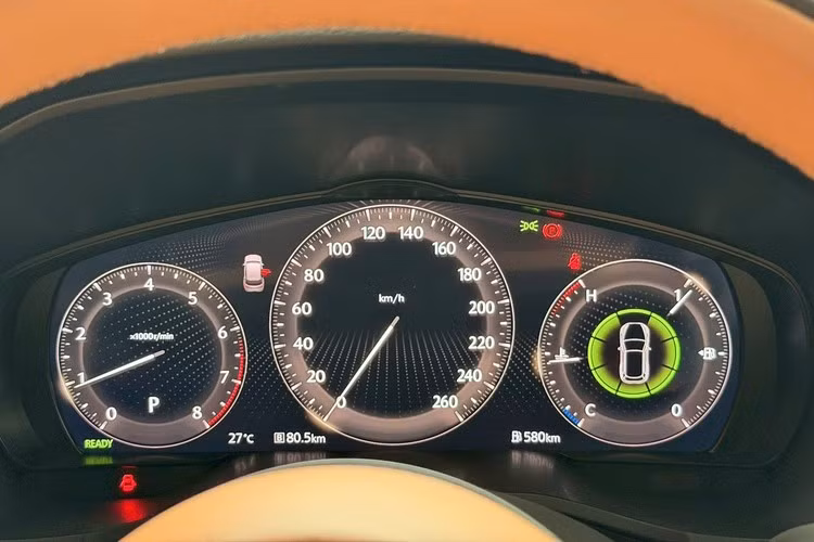 Trang bị màn hình hỗ trợ lái (HUD) cửa sổ trời toàn cảnh. Nội thất xe được trang bị 5 chỗ ngồi với tổng cộng 2 hàng ghế với hàng ghế thoải mái. Trang bị hỗ trợ lái với camera quan sát 360 độ, phanh tự động khẩn cấp trong thành phố, điều khiển hành trình thích ứng (i-Adaptive Cruise Control), cảnh báo chệch làn đường,…