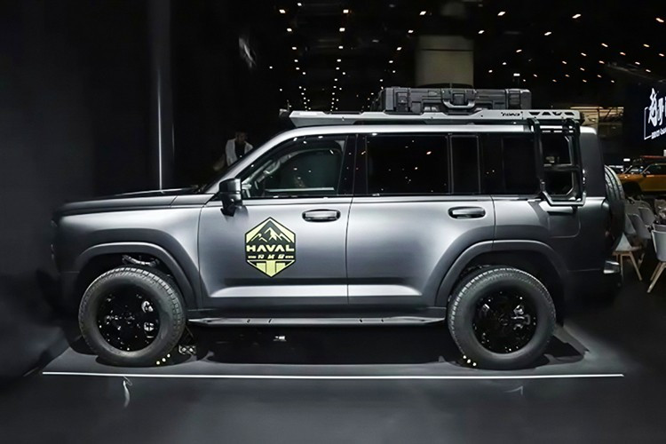 H9 Crossing Edition được tinh chỉnh ngoại thất với màu xám sơn sẵn từ nhà máy, bộ lốp địa hình 265/65 R18 và hệ thống treo nâng thêm 30mm, giúp khoảng sáng gầm đạt 235mm. Thông số địa hình ấn tượng với góc tiếp cận 33°, góc thoát 26°, góc vượt đỉnh dốc 25° và khả năng lội nước lên đến 800mm.