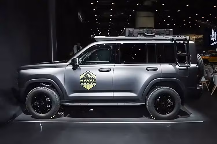 H9 Crossing Edition được tinh chỉnh ngoại thất với màu xám sơn sẵn từ nhà máy, bộ lốp địa hình 265/65 R18 và hệ thống treo nâng thêm 30mm, giúp khoảng sáng gầm đạt 235mm. Thông số địa hình ấn tượng với góc tiếp cận 33°, góc thoát 26°, góc vượt đỉnh dốc 25° và khả năng lội nước lên đến 800mm.