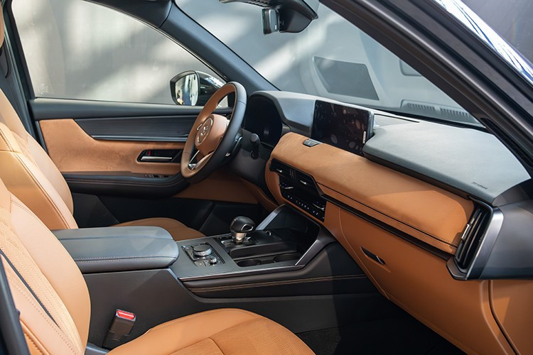 Cầu hình động cơ CX-60 dự kiến về VN sẽ là loại 2.5 PHEV. CX-60 PHEV (Plug-in hybrid) sử dụng động cơ xăng 4cyl dung tích 2.5L SkyActiv-G kết hợp với một mô-tơ điện và gói pin lithium-ion 17,8 kWh.